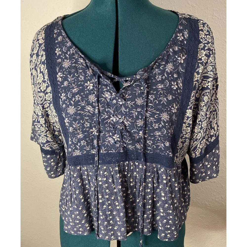 American Eagle Womens M Pullover Short Sleeves V Neck Ruffles Blouse Blue Floral